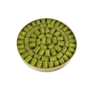 Handgefertigte Yabraq-Röllchen mit goldbrauner Teigfüllung, gefüllt mit Pistazien auf weichem Untergrund - يبرق محشوة بالفستق الحلبي